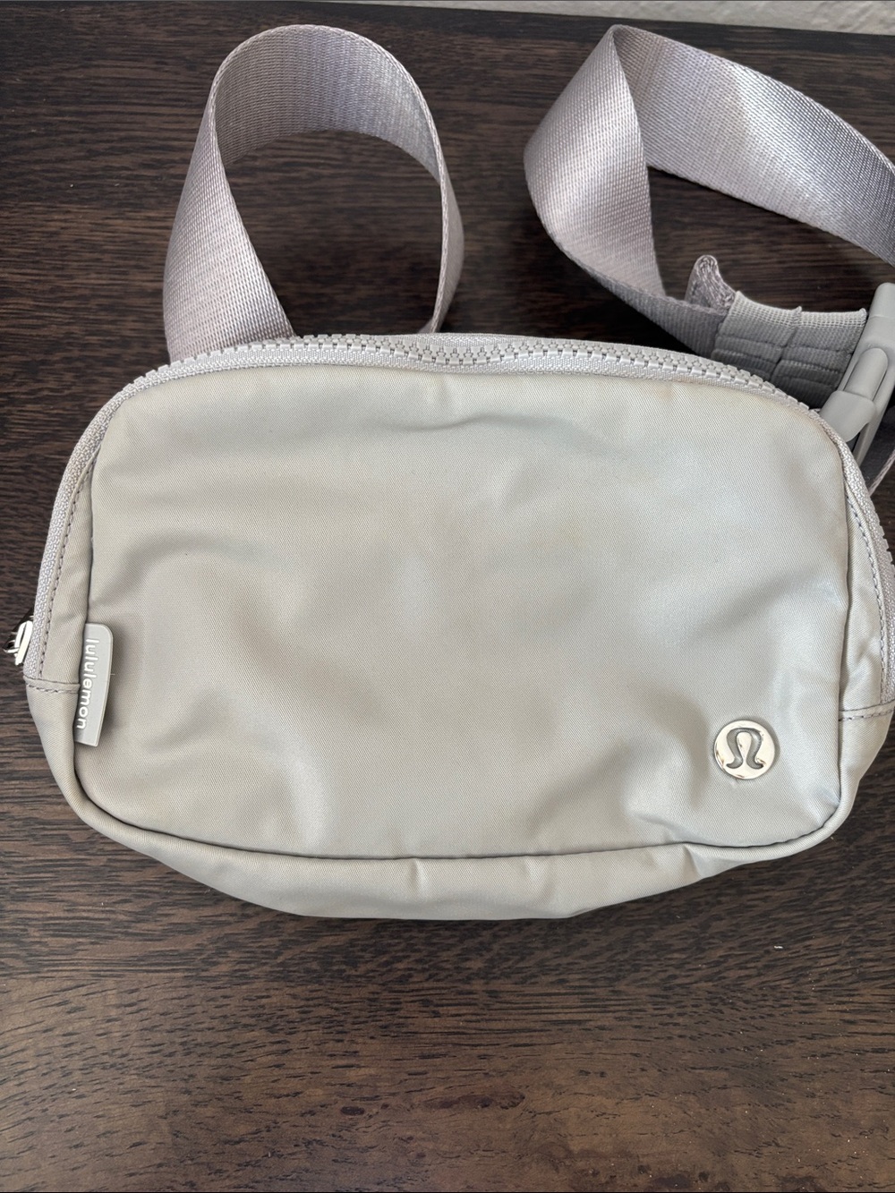 lululemon Everywhere Belt Bag Women’s Silver Gray 1L - Picture 2 of 7